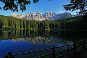 Il lago di Carezza, il lago dell’arcobaleno