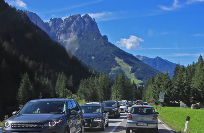 Traffico estivo in Val di Fassa: soluzioni concrete per un turismo sostenibile